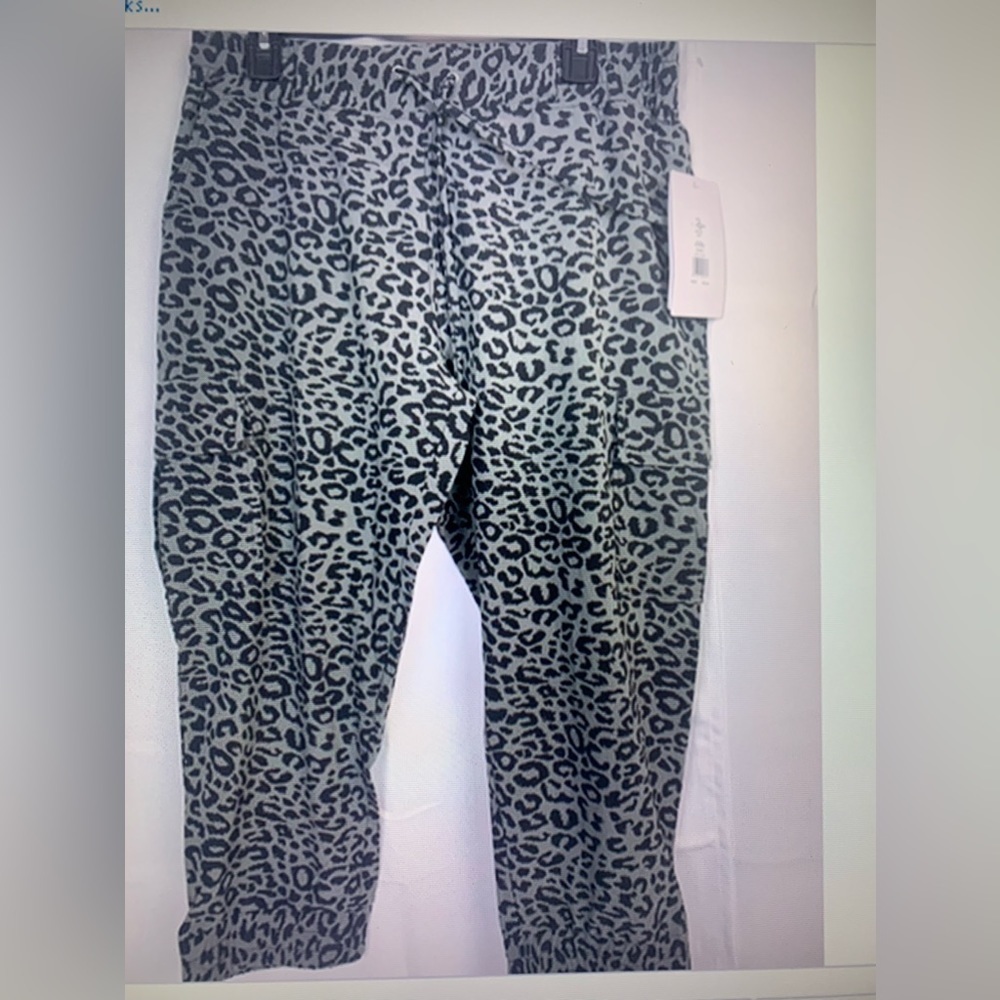 NWT KI Pro Performance Womens Jogger Pants Gray Animal Print Capri Cargo size L